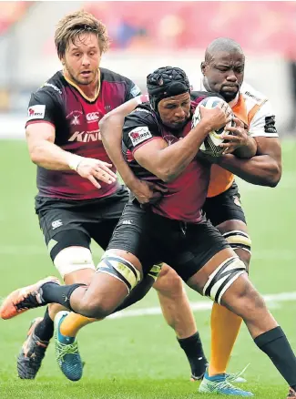  ?? Picture: EUGENE COETZEE ?? POWER STRUGGLE: Southern Kings No 6 Khaya Majola hangs on to the ball for dear life during their match against the Cheetahs
