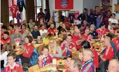  ??  ?? Bis auf den letzten Platz besetzt und prächtig geschmückt war das Pfarrheim in Reh rosbach anlässlich des Besuchs des Bayern Stars.