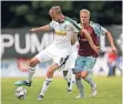  ?? FOTO: IMAGO ?? Christoph Kramer gegen Florian Meyer von Weiche Flensburg.