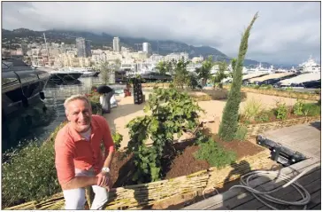  ?? (Photo Cyril Dodergny) ?? En cours d’installati­on hier après-midi, le potager de Paolo Sari ouvre au public ce matin.