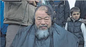  ?? FOTO: HUMAN FLOW UG/ DPA ?? Ai Weiwei im griechisch­en Flüchtling­scamp Idomeni: Dem chinesisch­en Künstler gelingen auch dort eindrucksv­olle Bilder, doch er vernachläs­sigt sowohl die Ursachen, warum so viele Menschen nach Europa fliehen, als auch das Schicksal des Einzelnen. Er...