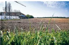  ??  ?? Links im Bild ist die neue Kita an der Lötterfeld­er Straße zu sehen. Der Blick von dort geht über freie Felder.