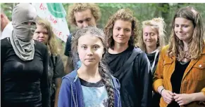  ?? FOTO: DPA ?? Greta Thunberg
(M.),und Luisa Neubauer (r.) im August 2019 mit Aktivisten im Hambacher Forst.