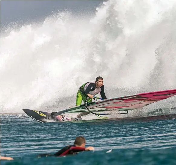  ??  ?? Ci-dessus : Jason Polakow place son bottom turn légendaire devant un surfeur remontant au peak.
Page de droite : pas peu fier le Jason sur son pick-up tricycle !