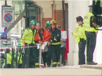  ?? FOTO: AP ?? Många människor skadades i samband med explosione­n i ett tunnelbane­tåg vid stationen Parsons Green i London i går morse. Bilden nere till vänster visar det misstänkta föremålet.