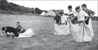  ?? 01_B29tweYE03 ?? Participan­ts in this year’s sports fun during the Kildonan Fun Week discover that the four to a sack race is far more difficult than it appears.