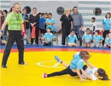  ?? FOTO: WILFRIED WAIBEL ?? Beim Schulsport­tag im Ringen gingen die Kinder auf der Matte motiviert zur Sache.