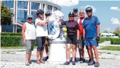  ?? Foto: Jürgen Johne ?? Die Radtour rund um den derzeit wasserlose­n Forggensee führte die Mitglieder des ADFC Landsberg unter anderem zum Füssener Festspielh­aus.