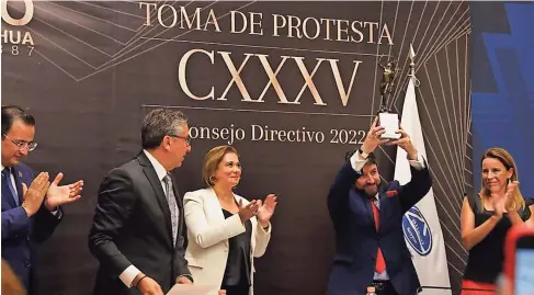  ?? ?? Maru campos agradeció el trabajo realizado por Edibray Gómez durante su gestión y le tomó protesta al nuevo Consejo Directivo