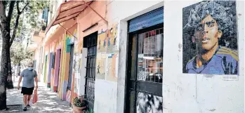  ?? /EFE. ?? Un mural hecho de mosaicos, que muestra a un joven Maradona en su primera etapa con Boca Juniors, fue colocado en una calle frente a La Bombonera.