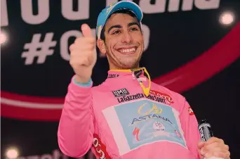 ??  ?? Fabio Aru, 28 anni, un giorno in maglia rosa, a Lido di Jesolo, al Giro 2015 BETTINI