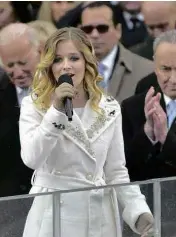  ??  ?? A cantora Jackie Evancho, responsáve­l pelo hino