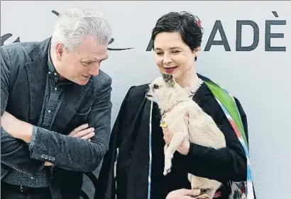  ?? ÀLEX GARCIA ?? Isabella Rossellini fotografia­da ayer con la perra Minnie y el director del Teatre Akadèmia, Guido Torlonia