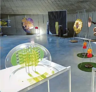  ??  ?? Rechts: Blick ins Skulpturen­depot des LiaunigMus­eums, das Cornelius Kolig mit wundersame­n Objekten aus seinem Vorderberg­er „Paradies“bestückte