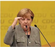  ??  ?? Kanzlerin Angela Merkel setzt beim Wahlkampfa­uftakt in Dortmund auf Wohlfühlth­emen. Kritisches spart sie aus.
FOTO: PATRIK STOLLARZ/AFP