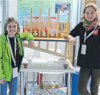  ?? FOTOS (2): VALERIE GERARDS ?? Nina Müller (12) und Finja Ledwig (11) vom Gymnasium Spaichinge­n haben einen Obst-O-Mat entwickelt, mit dem man schnell und unkomplizi­ert gekühlten Obstsalat zubereiten kann.