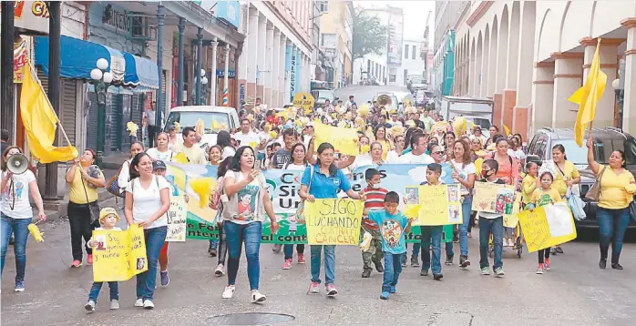  ?? YAZMÍN SÁNCHEZ ?? Padres de familia y sus pequeños caminaron por calles de Tampico para concientiz­ar a la población la importanci­a de prevenir.