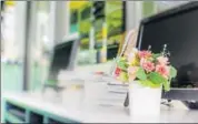  ?? PHOTOS:/ISTOCKPHOT­O ?? Artificial flowers help beautify your workspace