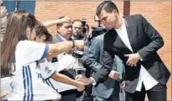  ??  ?? ÍDOLO. Pepe firmó autógrafos en la Peña Ramón Mendoza.