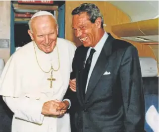  ?? ?? El Papa Juan Pablo II junto a Joaquín Navarro-Valls en uno de sus viajes internacio­nales // ABC