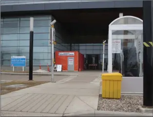  ?? NEWS PHOTO GILLIAN SLADE ?? None of the five cases of COVID-19 in Medicine Hat have required hospitaliz­ation and there are also no cases in seniors long-term-care residences. Outside the entrance to Medicine Hat Regional Hospital an orange temporary structure is used for COVID assessment before people enter the building.