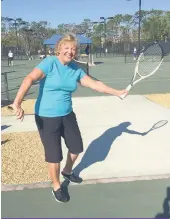  ??  ?? Jocelyne Cazin joue souvent au tennis avec ses amies d’enfance.