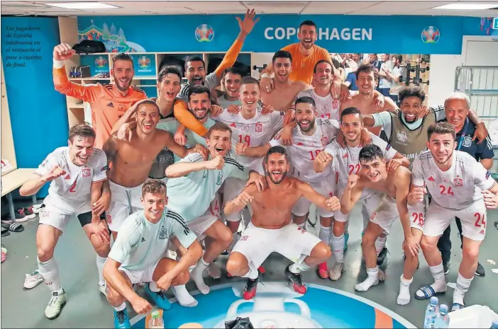  ??  ?? Los jugadores de España celebraron en el vestuario el pase a cuartos de final.