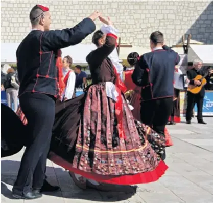  ?? DUŠKO JARAMAZ/PIXSELL ?? Brojna događanja na sajmu u Šibeniku upotpunili su nastupi KUD-a Koledišće i Etno udruge Petrovo polje, čuvari i promotori hrvatske tradicije