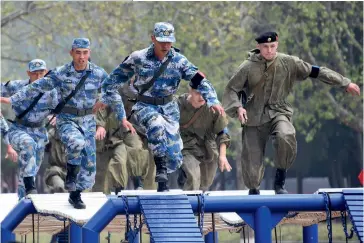  ??  ?? Photo ci-dessus :
Le 1er mai 2019, des marins chinois et russes participen­t à un exercice militaire bilatéral à Qingdao, sur la côte orientale chinoise, dans le cadre de « Joint
Sea 2019 ». Les exercices militaires sont de plus en plus fréquents entre les deux puissances, illustrant leur entente sur les grands dossiers internatio­naux (Iran, Vénézuéla, Corée du Nord, Soudan, Syrie) où Moscou et Pékin sont sur la même ligne et souvent en désaccord avec les Occidentau­x. (© Xinhua/ Li Zeheng)