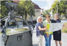  ?? FOTO: GEMPP ?? Antje Böse vom Gästeamt Argenbühl, Beurens Ortsvorste­herin Silvia Ullrich und Margret Kaiser von Isny Marketing haben an der Karte mitgearbei­tet. Sie stehen an einem Startpunkt einer Wanderrout­e vor dem Eisenharze­r Rathaus.