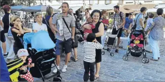  ??  ?? Des familles heureuses de recevoir un pied de Chasselas