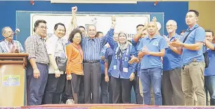  ??  ?? KEKAL MILIK BN: Wan Junaidi meraikan kejayaan bersama isteri, Datuk Seri Feona Sim Abdullah, ADUN Tanjong Datu Datuk Amar Jamilah Anu dan para penyokong sebaik diumum selaku pemenang kawasan Parlimen Santubong di Institut Kemahiran MARA Santubong.