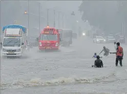  ??  ?? A waterlogge­d road near Oberoi Mall on Western Express Highway on Tuesday.