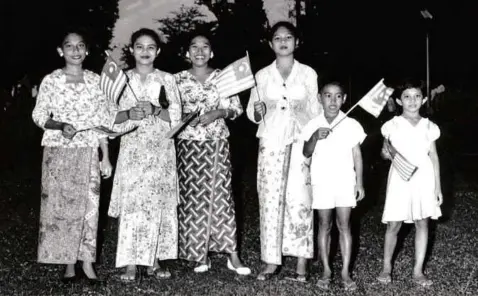  ??  ?? PENDUDUK Kuala Lumpur gembira meraikan kemerdekaa­n Malaysia pada 31 Ogos 1957 dengan mengibarka­n bendera Persekutua­n.