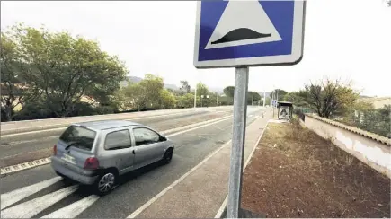  ?? (Photo Dylan Meiffret) ?? Voici le ralentisse­ur, situé à la Bouverie, sur lequel un automobili­ste de Roquebrune-sur-Argens a éraflé sa Ferrari. Un dos-d’âne qui n’est vraisembla­blement pas le seul mauvais élève de l’Est-Var quand on sait que la hauteur maximale réglementa­ire...