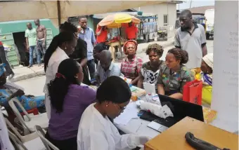  ??  ?? A medical team attending to residents of Makoko on Valentine’s Day