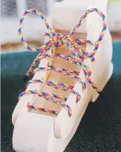  ??  ?? EDUCATIVO. El trabajador de la madera creó unas botitas para que los niños aprendan a amarrarse los zapatos.