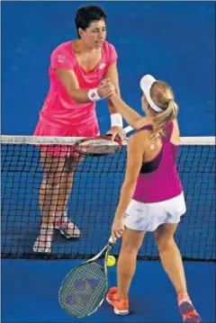  ??  ?? FELICITACI­ÓN. Suárez y Gavrilova se saludan tras el partido.