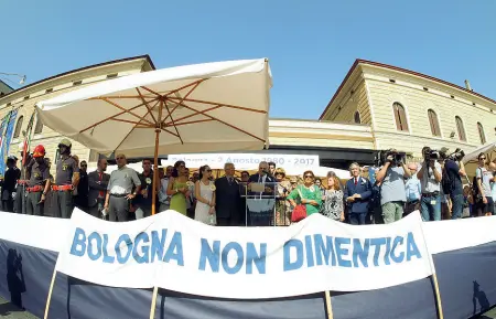  ?? Programma ?? Il corteo del 2 agosto partirà alle 9.15 da piazza del Nettuno per arrivare in piazza Medaglie d’Oro dove alle 10.25 ci sarà il minuto di silenzio in ricordo delle 85 vittime della strage