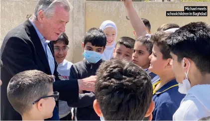 ?? ?? ★★★★
Michael meets schoolchil­dren in Baghdad