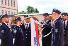  ?? KAI MUDRA ?? An einer Thüringer Fahne haben Polizistin­nen und Polizisten den Eid auf die Verfassung des Freistaate­s geleistet.