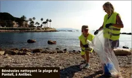  ??  ?? Bénévoles nettoyant la plage du Ponteil, à Antibes.