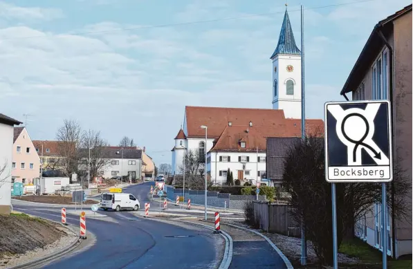  ?? Foto: Hassan ?? Kein alltäglich­es Verkehrsze­ichen steht am Kreisverke­hr in Zusamalthe­im und weist auf eine Umkreisung hin, um nach Bocksberg abbiegen zu können. Manch ein Autofahrer versucht’s auf seine Art.