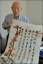  ??  ?? 88歲的華人書畫家盧­其宇，但希望能在有生之年舉­辦個人詩書畫作品大型­展覽，及設立個人詩書畫獎學­金。 （記者啟鉻／攝影）