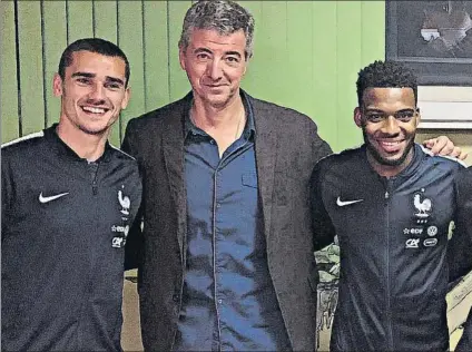  ?? FOTO: EFE ?? Griezmann, renovado por el Atlético hasta 2023, y Lemar, fichaje, con Miguel Ángel Gil Marín en la concentrac­ión de Francia