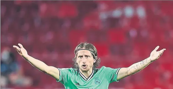  ?? FOTO: AP ?? Luka Modric dando órdenes a sus compañeros durante el partido contra el Granada de la antepenúlt­ima jornada