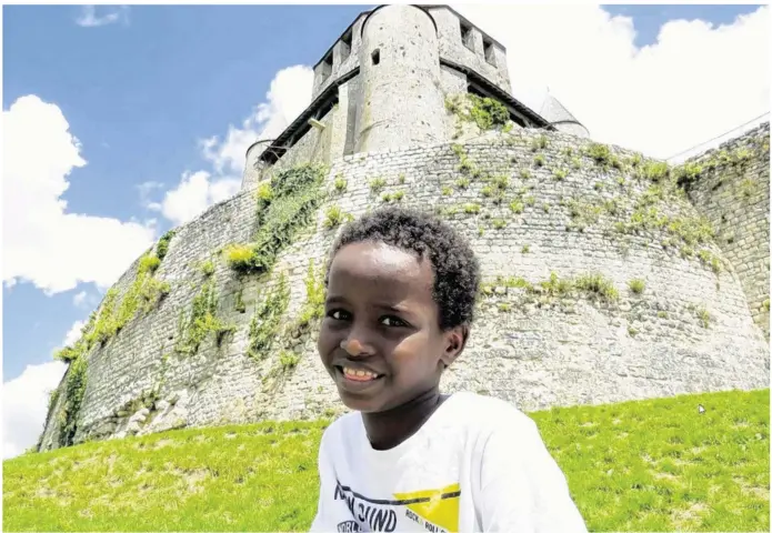  ??  ?? Le jeune Mahad est originaire de Djibouti et doit subir une lourde opération.