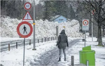  ?? FOTO: URS FLUEELER/DPA ?? Nach dem Lawinenabg­ang in der Schweiz: Die Schneemass­en blockieren die Straße zwischen den Orten Seedorf und Bauen im Kanton Uri.