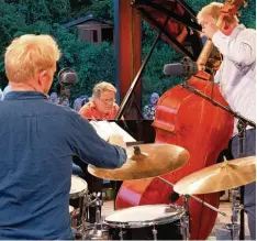  ?? Foto: Eric Zwang Eriksson ?? Jon Fält (Schlagzeug), Anderas Jormin (Bass) und Bobo Stenson (Klavier) bei ihrem Auftritt im Botanische­n Garten.