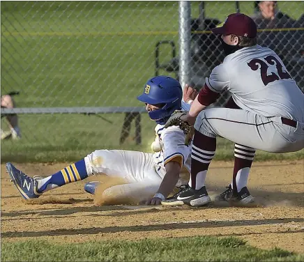  ?? PETE BANNAN — MEDIANEWS GROUP ?? Downingtow­n West’s Greyson Kovatch beats the tag by West Chester Henderson pitcher Jackson Rutecki in the walk-off win Monday.